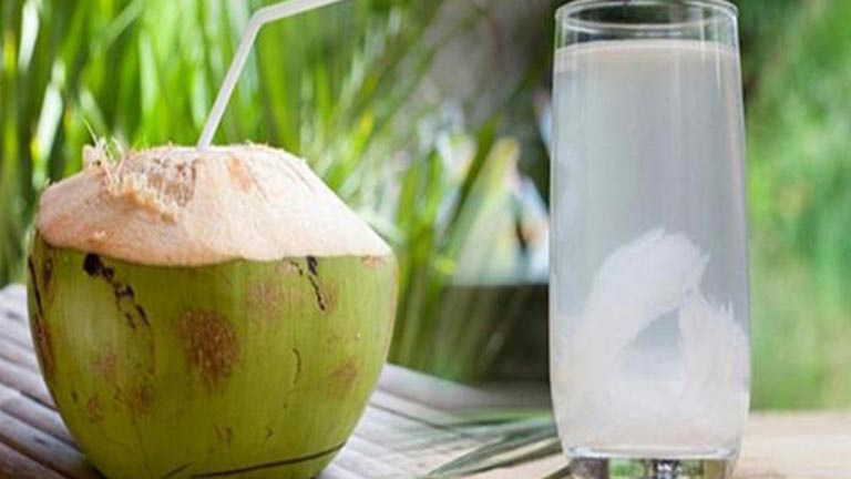 Bị sỏi thận uống gì cho hết? Uống nước dừa rất tốt cho người bệnh