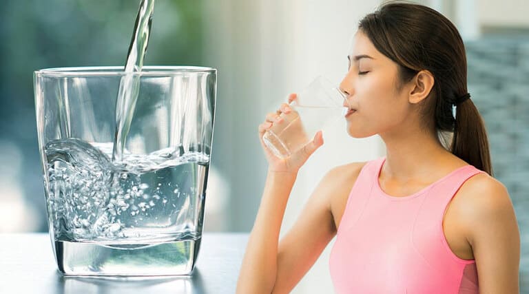 Điều trị bệnh bằng thuốc kháng sinh nên uống nhiều nước mỗi ngày