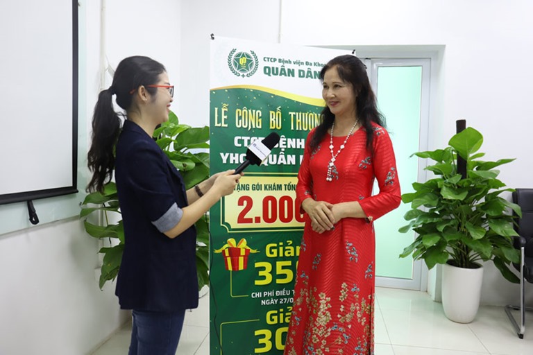NSƯT Thanh Hiền chia sẻ với phóng viên về hành trình điều trị bệnh viêm da thành công