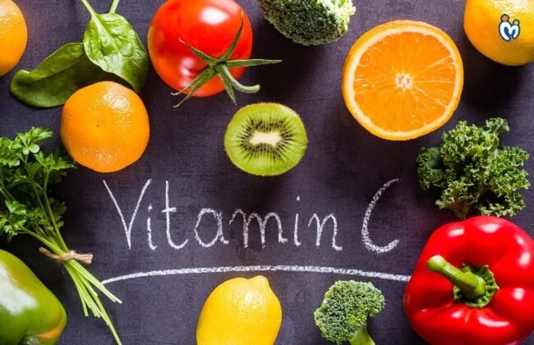 Người bị viêm da tiếp xúc nên bổ sung các loại rau, củ, quả có chứa nhiều vitamin C tốt cho da và quá trình phục hồi tổn thưởng bề mặt da