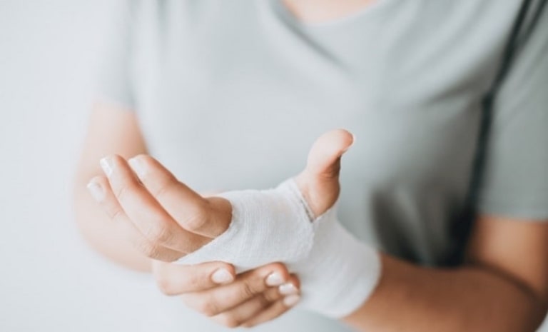 Đau sưng khớp ngón tay nếu không được điều trị kịp thời sẽ dẫn đến nhiều biến chứng nguy hiểm