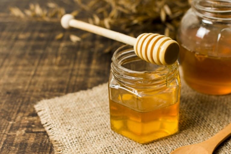 Sử dụng mật ong bôi lên vùng da tổn thương làm giảm sưng, ngứa hiệu quả