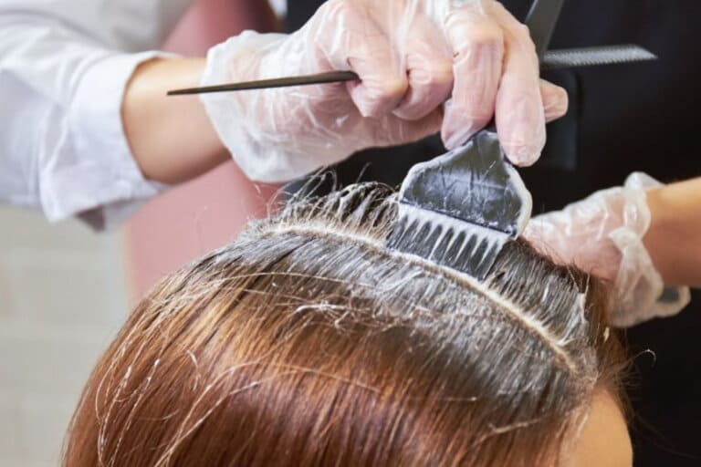 Khi bị viêm da cơ địa ở đầu người bệnh không nên uốn, nhuộm tóc