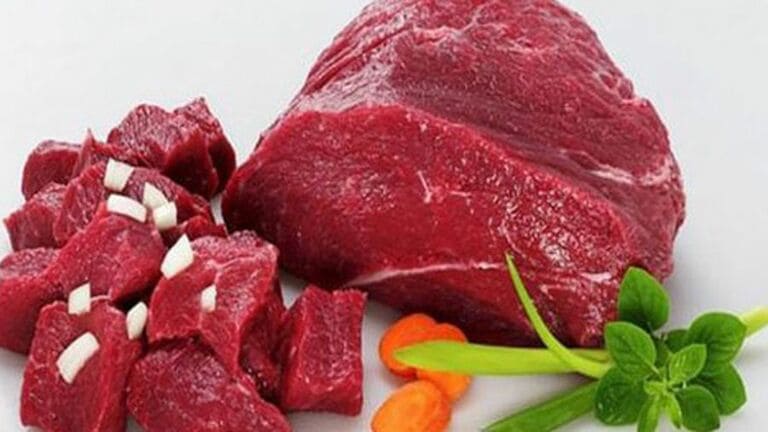 Thịt đỏ có chứa nhiều protein làm tăng kích ứng da, người bệnh không nên ăn thịt đỏ