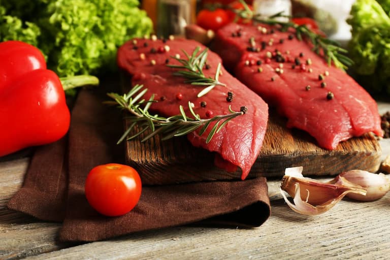 Người bệnh nên tránh dùng những loại thịt động vật chứa nhiều cholesterol