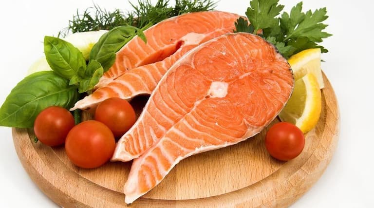 Người bệnh có thể tăng cường thịt cá trong bữa ăn hàng ngày