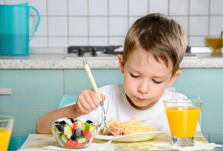 Chế độ dinh dưỡng đầy đủ chất giúp bé tăng cường hệ miễn dịch