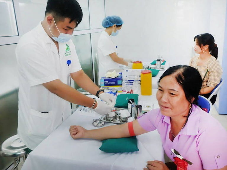 Tổ hợp y tế cổ truyền biện chứng Quân Dân 102 kết hợp thăm khám Đông - Tây y cho người bệnh
