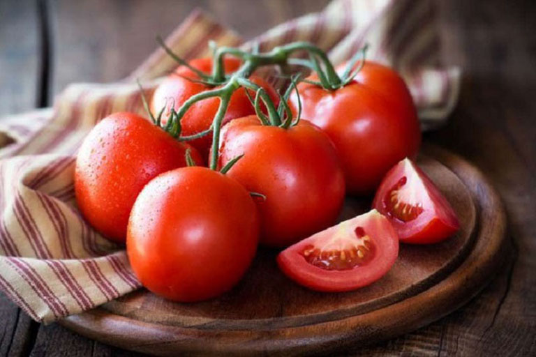 Cà chua có chứa nhiều chất dinh dưỡng tốt cho sức khỏe người bệnh