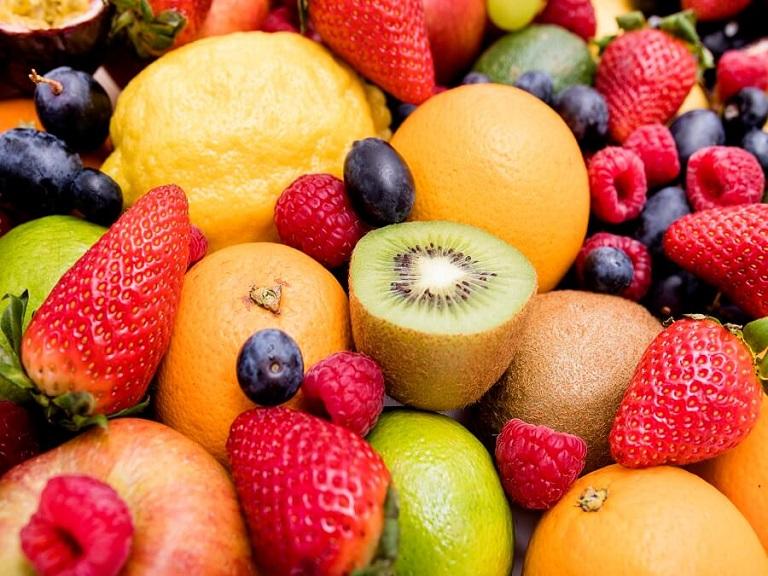 Người bệnh nên ăn nhiều trái cây như cam, việt quất, dâu tây,...