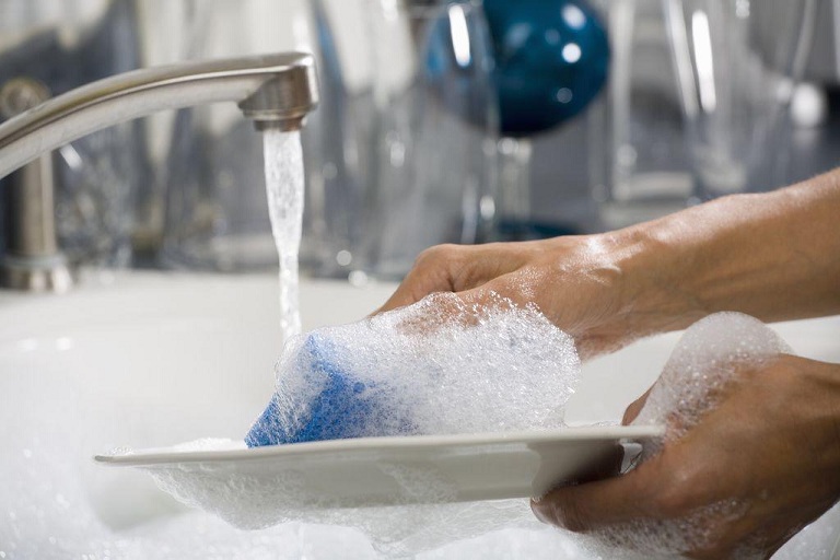 Chị em nội trợ thường tiếp xúc với xà phòng, ngứa rửa chén rất dễ bị ngứa kẽ ngón tay