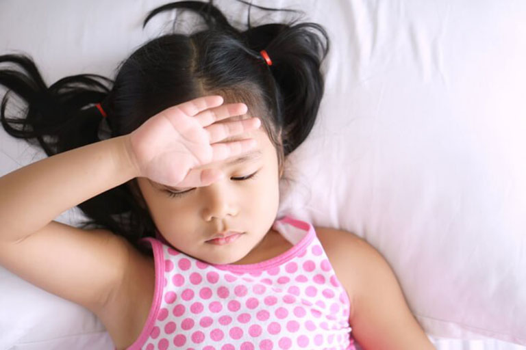 Bị viêm amidan có thể khiến bé mệt mỏi khó chịu