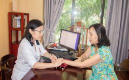 Bệnh nhân đến thăm khám và điều trị với bác sĩ Nguyễn Thị Vân Anh