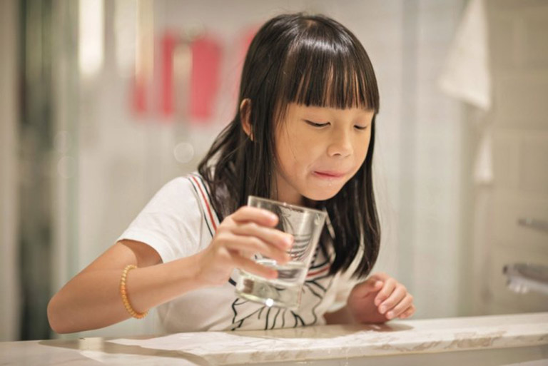 Súc miệng bằng nước muối sẽ giúp trẻ giảm đau, sát trùng cực kỳ hiệu quả
