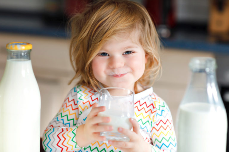 Thói quen uống nước bằng ly sẽ ngăn ngừa nguy cơ sâu răng dẫn tới đau nhức răng ở trẻ