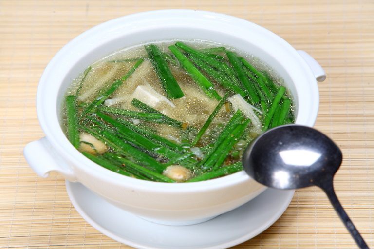 Chữa yếu sinh lý bằng canh lá hẹ