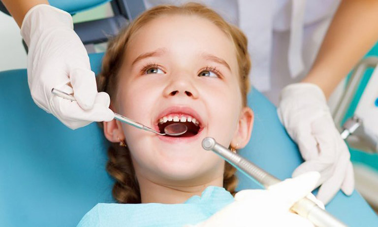 Trẻ từ 5 tuổi, răng sữa bắt đầu lung lay và được thay thế bằng răng vĩnh viễn
