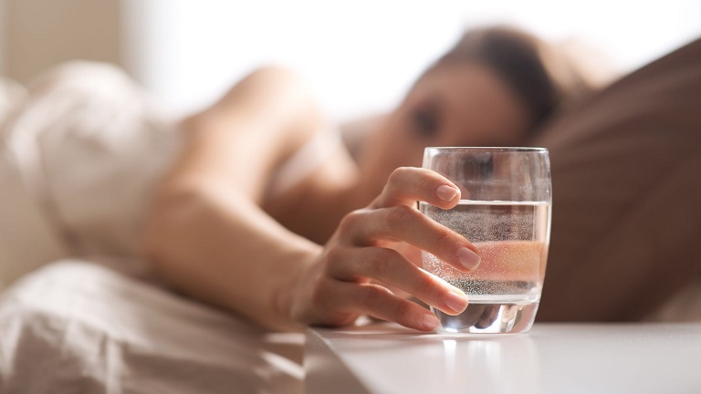 Khi mới thức dậy là một trong những giờ uống nước tốt cho sức khỏe bạn không nên bỏ qua