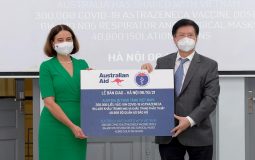Thứ trưởng Bộ Y tế Trương Quốc Cường tiếp nhận thêm 300.000 liều vaccine COVID-19 AstraZenca và trang thiết bị chống dịch từ Chính phủ Australia