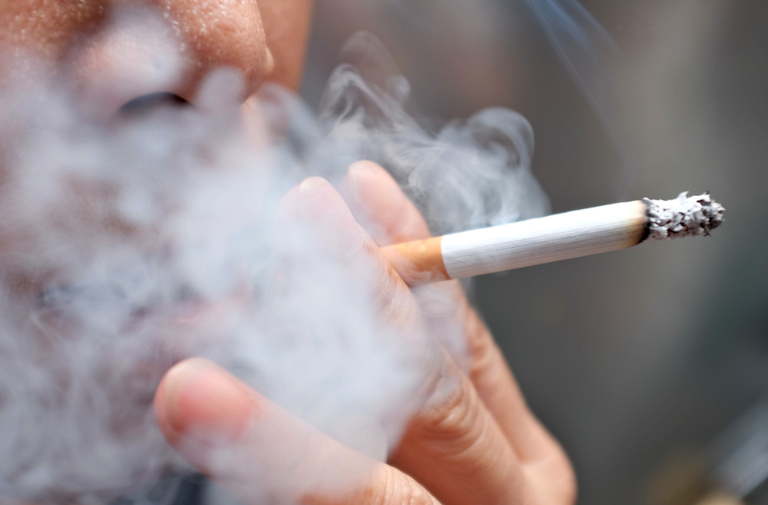 Thói quen xấu trong sinh hoạt như hút thuốc có thể là nguyên nhân dẫn đến yếu sinh lý