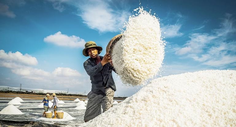 Muối cũng có thể làm thuyên giảm tình trạng nổi đỏ, mẩn ngứa