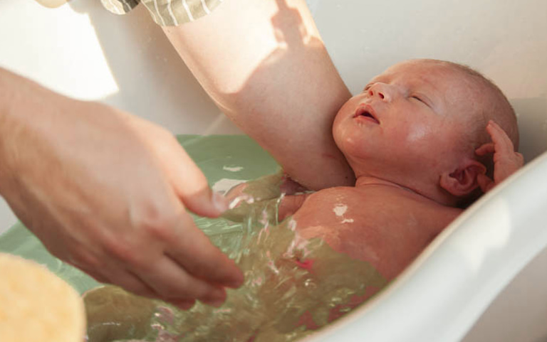 Tắm lá chè xanh có thể làm sạch da, nhanh chóng lành vết thương cho trẻ