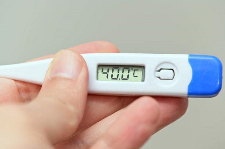 Bệnh nhân có thể bị sốt cao liên tục trong nhiều ngày kèm theo những triệu chứng khó chịu khác