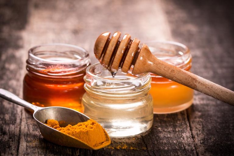 Công thức mặt nạ nghệ và mật ong giảm triệu chứng do dị ứng da mặt