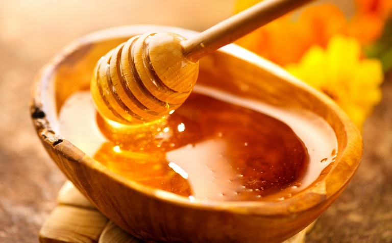 Cách chữa viêm da cơ địa ở mặt bằng mật ong được nhiều người áp dụng