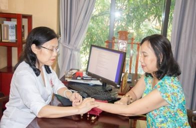 Bác sĩ Vân Anh nặng lòng với bệnh dạ dày, dồn tâm lực nghiên cứu thuốc Thái Y Viện