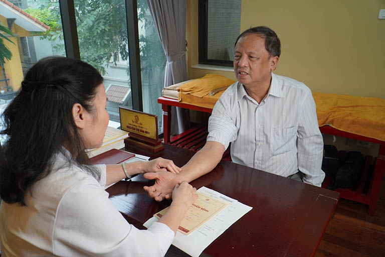 Bác sĩ Nguyễn Thị Vân Anh luôn tận tâm khám chữa cho bệnh nhân