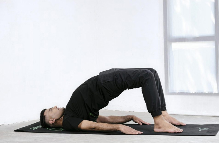 Bài tập yoga chữa xuất tinh sớm ở tư thế cây cầu (Setu Bandhasana) khá đơn giản